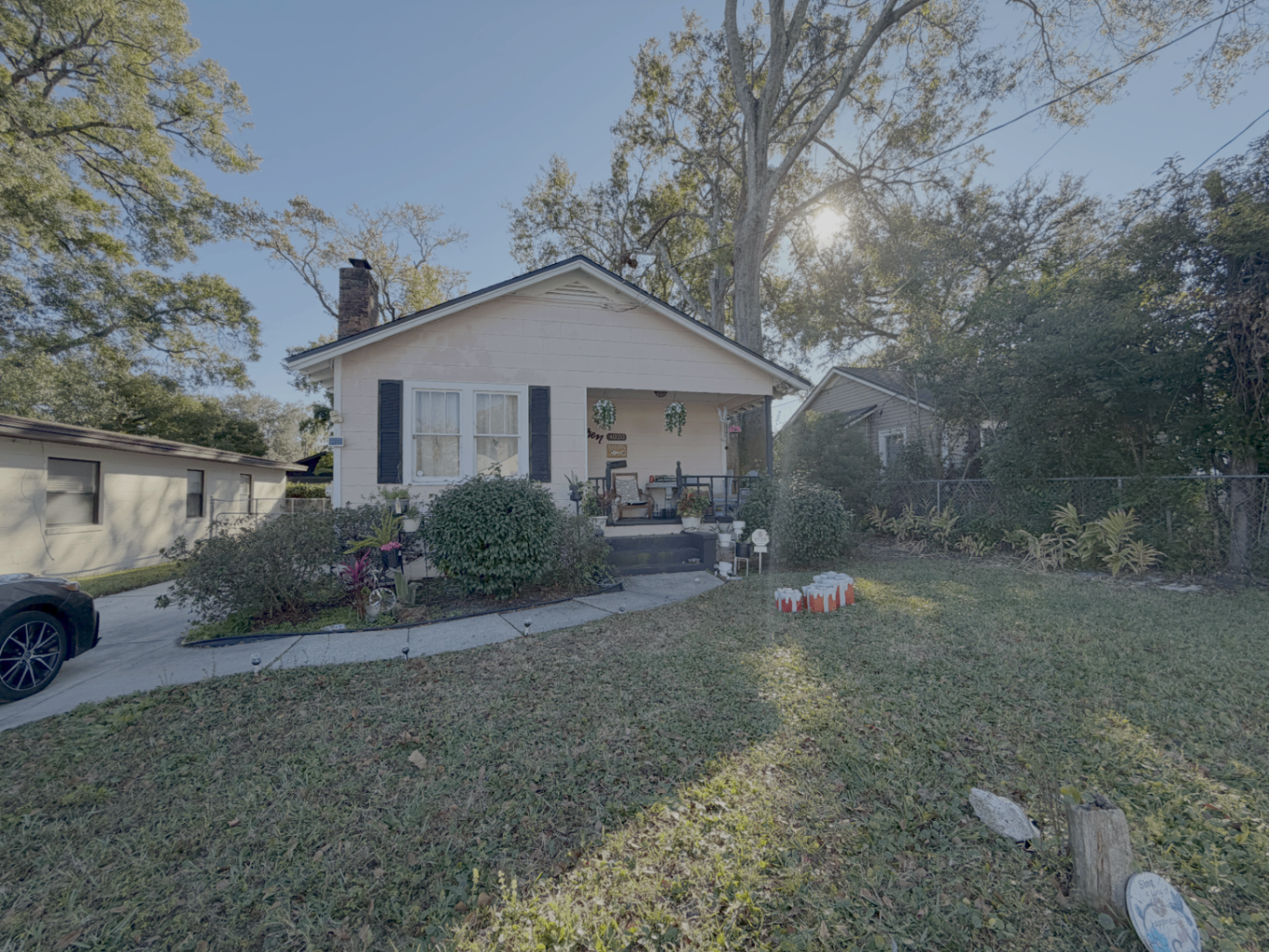 Single-story home with front porch in Jacksonville